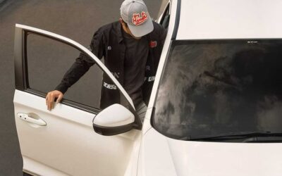 Kilau Bening Memukau: Rahasia Merawat Kaca Depan Mobil Anda Agar Selalu Bersih & Aman!