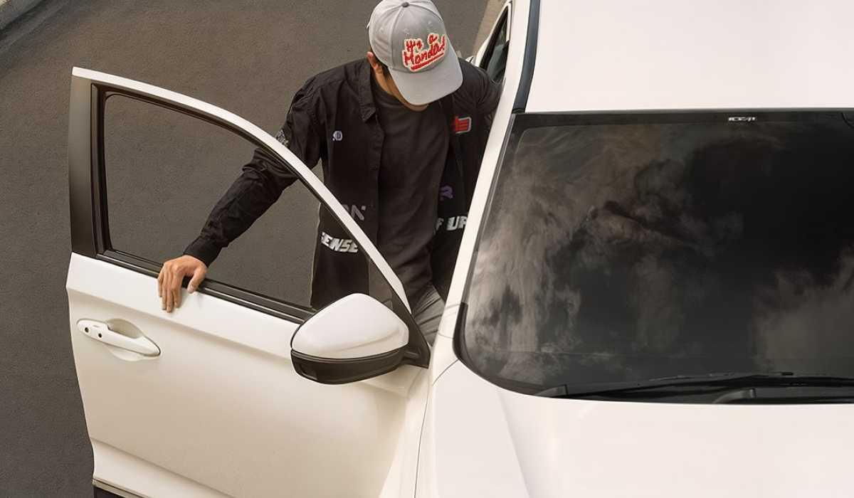 Kilau Bening Memukau: Rahasia Merawat Kaca Depan Mobil Anda Agar Selalu Bersih & Aman!